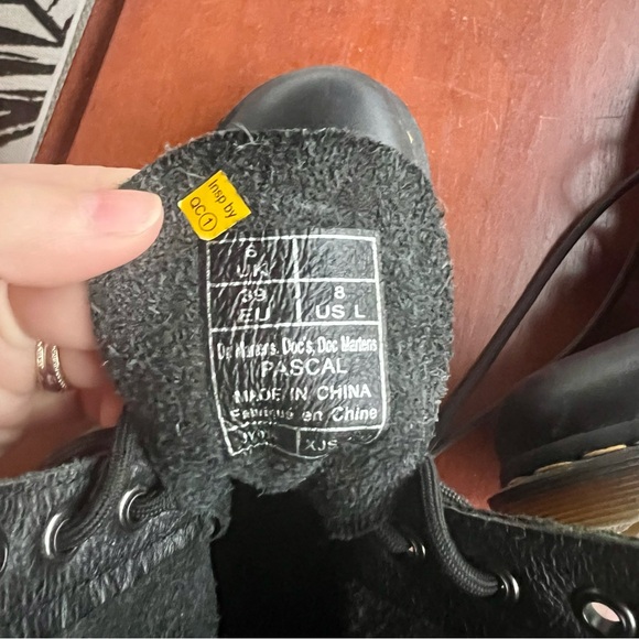 1460 Dr. Martens Women's Virginia Leather Boots in Black - Picture 5 of 6